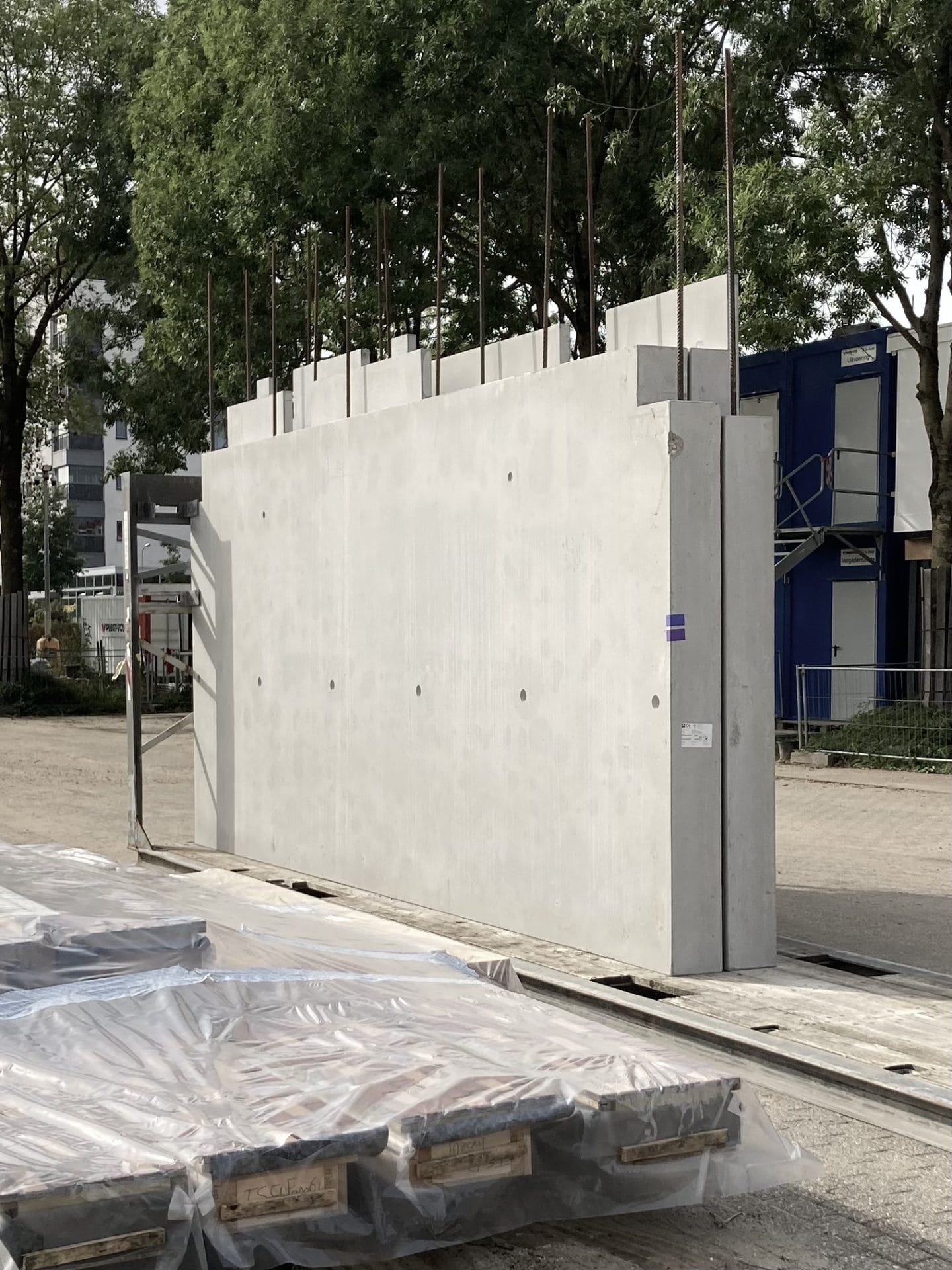 Passer by, Erris Huigens at FORM